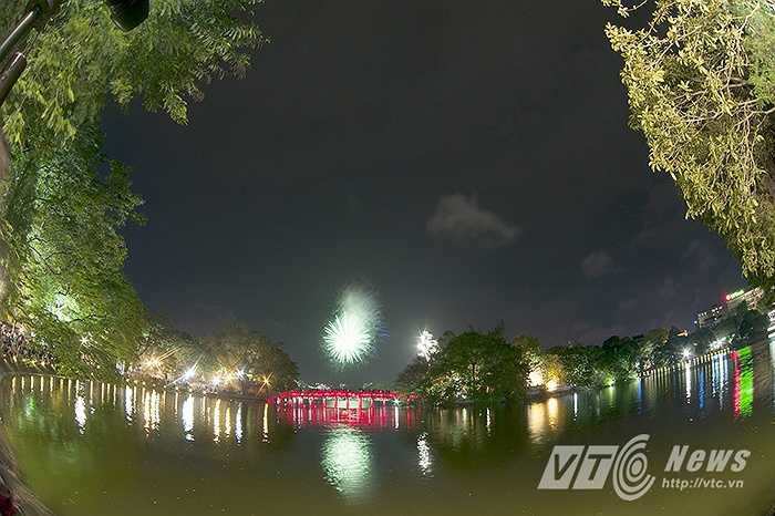 Chào mừng kỷ niệm 40 năm Giải phóng miền Nam, thống nhất đất nước, UBND TP. Hà Nội đã chọn lựa 5 điểm bắn pháo hoa, trong đó chỉ có 2 điểm được bắn tầm cao.