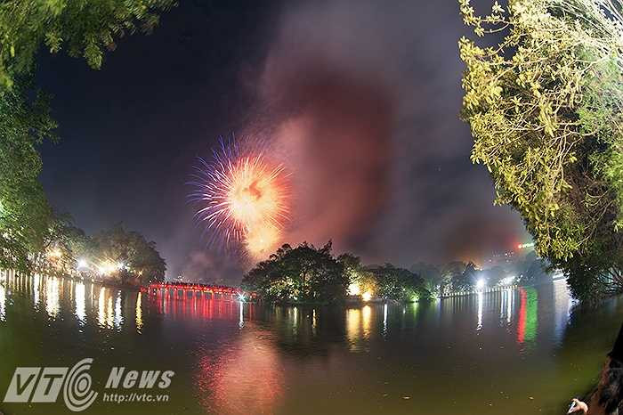 Ai cũng háo hức, reo hò trước những màn pháo hoa lung linh, tuyệt đẹp.