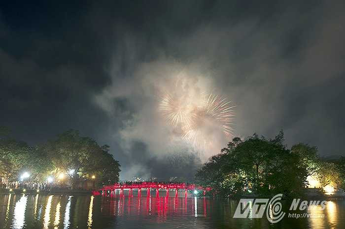 Theo đó, 5 điểm được UBND TP. Hà Nội phê duyệt bắn pháo hoa phục vụ nhân dân trong dịp nghỉ lễ 30/4 và 1/5 gồm: (1) Hồ Hoàn Kiếm, gồm hai trận địa trước Bưu điện Hà Nội và trước trụ sở Báo Hà Nội mới; (2) Công viên Thống Nhất quận Hai Bà Trưng; (3) Hồ Văn Quán, quận Hà Đông; (4) Sân vận động Quốc gia Mỹ Đình, quận Nam Từ Liêm; (5) Khu vực Trung tâm vườn hoa, thị xã Sơn Tây.