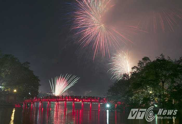 Thời gian bắn pháo hoa được thực hiện trong vòng 15 phút, từ 21h-21h15 ngày 30/4.