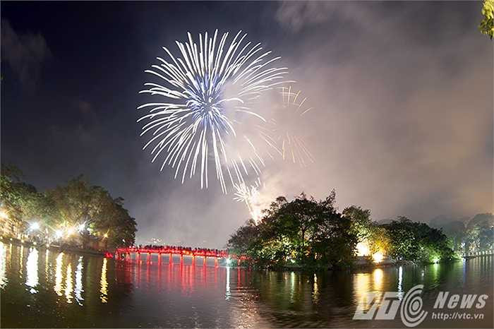 Mặc dù thời gian bắt đầu bắn pháo hoa là 21 giờ, tuy nhiên ngay từ sớm, rất đông người dân đã đổ dồn về khu vực Hồ Gươm để chờ xem pháo hoa.