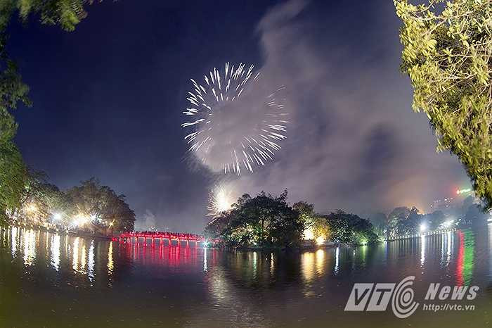 Dù trời đổ mưa nhưng nhiều người dân Thủ đô vẫn đổ dồn về Hồ Gươm và chọn vị trí đẹp ngồi chờ xem màn pháo hoa tầm cao chào mừng ngày thống nhất đất nước 30/4.