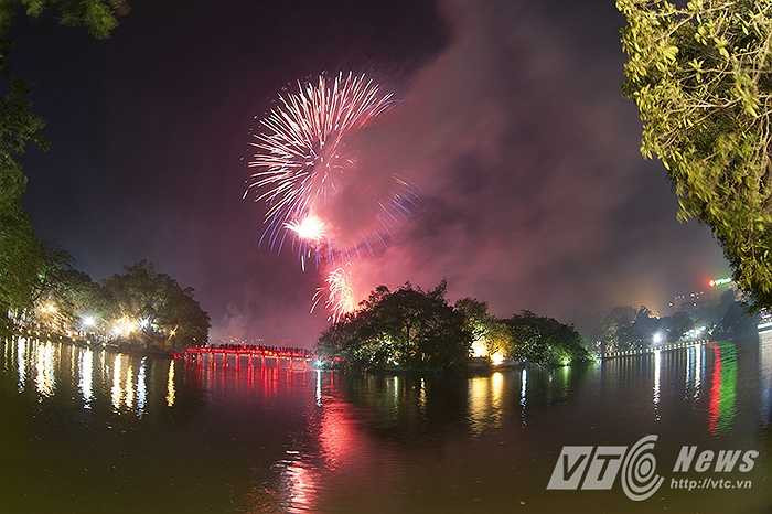Sắc màu của pháo hoa làm khán giả Thủ đô tạm quên cơn mưa to vừa ập đến trước đó không lâu.