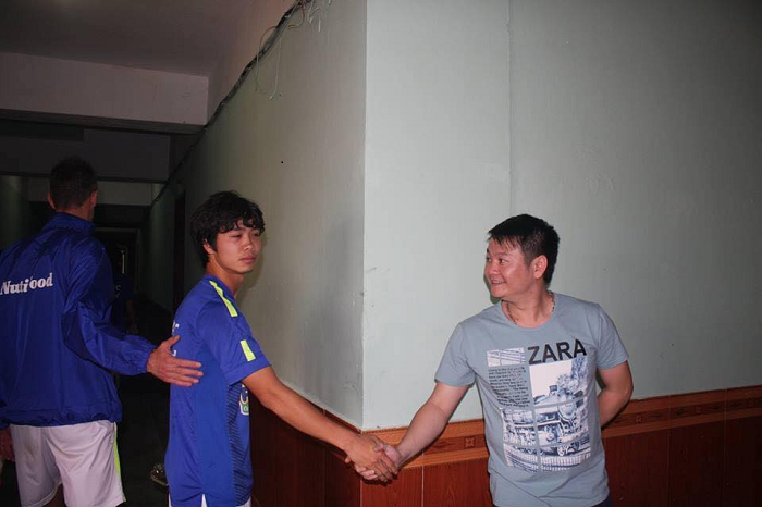 Văn Quyến bắt tay Công Phượng