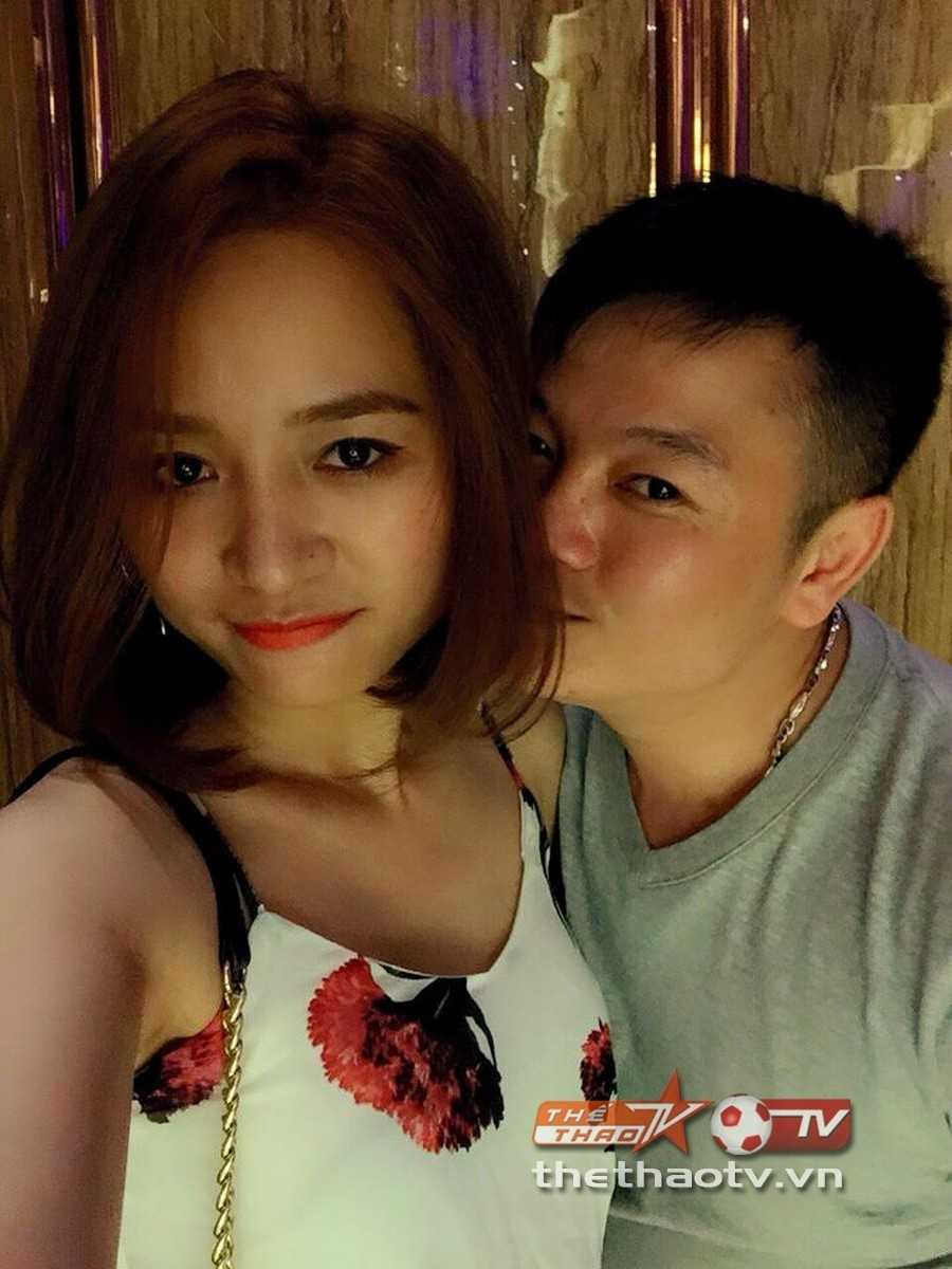 Văn Quyến tình tứ với vợ