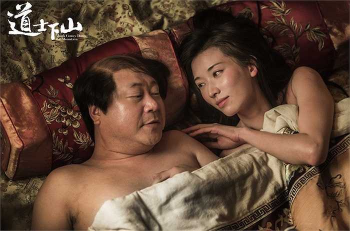 Bộ phim 'Đạo sỹ hạ sơn' của đạo diễn Trần Khải Ca vừa tung ra những hình ảnh teaser mới nhất. Trong đó, Lâm Chí Linh đã có những cảnh 'nóng bỏng' với Phạm Vỹ.