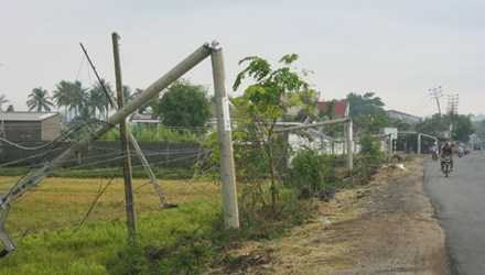 Cuồng phong hạ gục hơn chục cột điện ở Buôn Ma Thuột