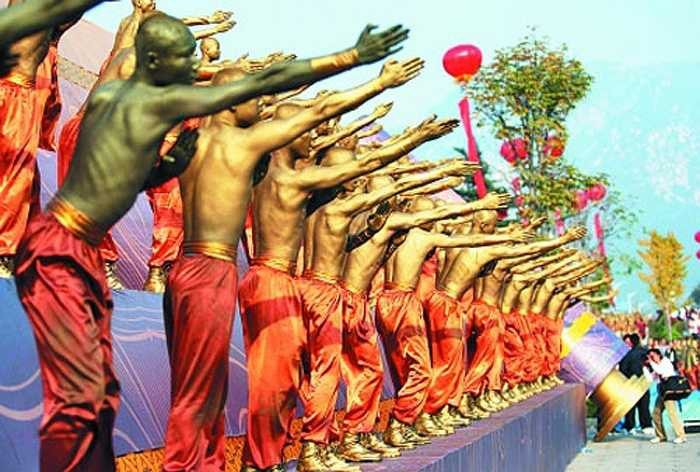 Còn trên thực tế, võ công của các nhà sư Thiếu Lâm dù không còn mang màu sắc 'thần thánh', cũng khiến nhiều người phải kinh ngạc.