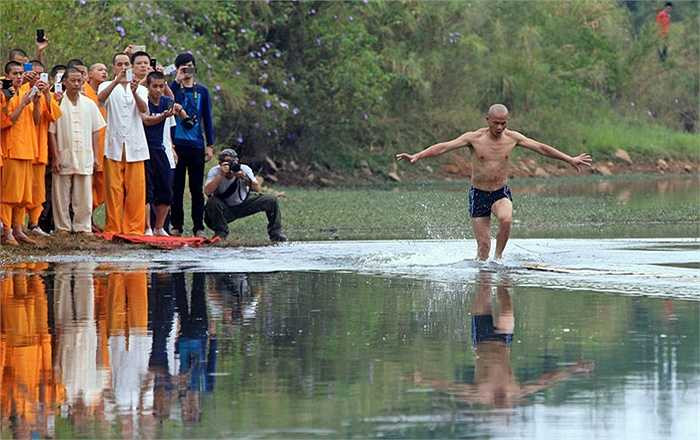 'Thủy Thượng Phiêu' có nghĩa là lướt trên mặt nước nhẹ như bay. 