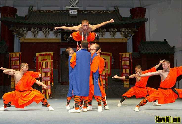 'Kim Chung Tráo' gồm 12 ải, luyện đến ải cuối đao thương bất nhập, thủy hỏa bất cụ, bách độc bất xâm, trở thành thân kim cang bất hoại trong truyền thuyết, thiên hạ vô địch. Trên thực tế, đây là một môn ngạch công, rèn luyện cơ thể cứng rắn, cường tráng.