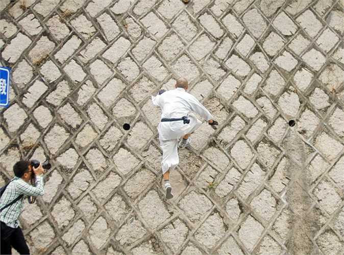 Người luyện 'Phi Thiềm Tẩu Bích' cơ thể nhanh nhẹn, có khả năng đi lướt trên mái nhà và vách tường như bay.