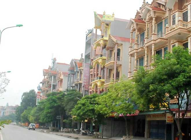 Nhiều ngôi nhà tầng, biệt thự kiểu cách thi nhau mọc lên tại ngôi làng thu ngoại tệ từ XKLĐ này.