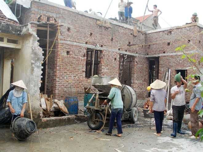 Trong ảnh, ngôi nhà của người con trai cả của ông Nguyễn Phong Hải đang gấp rút hoàn thành nhờ số tiền được người vợ đi XKLĐ tại Đài Loan gửi về dịp tết vừa qua.