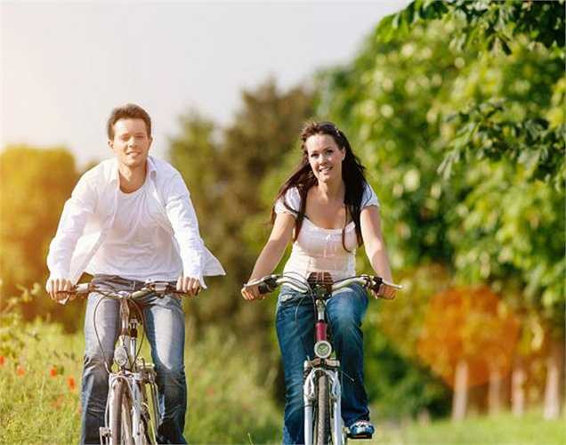 Các cách tập thể dục thích hợp là các môn thể thao vừa sức như bơi lội, đi bộ, đạp xe… Tập yoga nhẹ nhàng cũng có thể giúp cột sống của bạn khỏe mạnh và linh hoạt. 