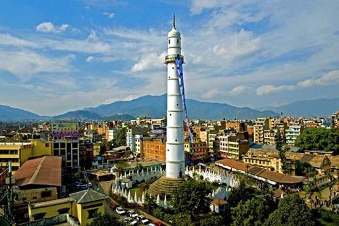 Tòa Tháp Dharahara được xây dựng năm 1832 là thắng cảnh thu hút du khách bậc nhất thủ đô, được coi là một báu vật của đất nước Nepal. Tòa tháp màu trắng, đỉnh được ốp đồng và có một cầu thang xoắn hơn 200 bậc tam cấp. Tháp có ban công rất rộng, cho du khách phóng tầm mắt chiêm ngưỡng vẻ đẹp tự nhiên của thung lũng Kathmandu.