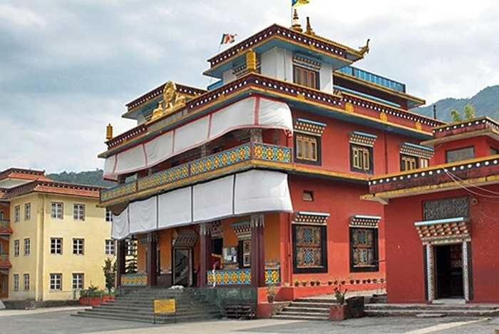 Tu viện Jangchub Choeling nổi bật giữa lòng Tashi Pakhel với màu sắc rực rỡ.