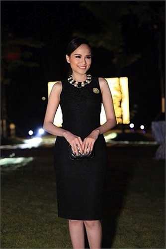 Diễm Hương tự tin mặc váy ôm.