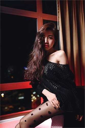 Bà mẹ một con sinh năm 1987 sở hữu vòng eo 'con kiến' đáng ghen tị.