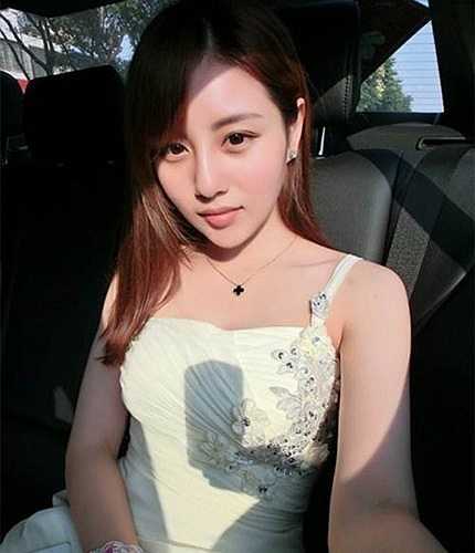 Cô sở hữu gương mặt ưa nhìn.