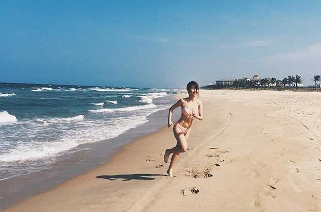 Trước khung cảnh nên thơ của bãi biển Đà Nẵng, Quỳnh Anh diện bikini thiêu đốt mọi ánh nhìn với thân hình săn chắc và vòng eo con kiến.