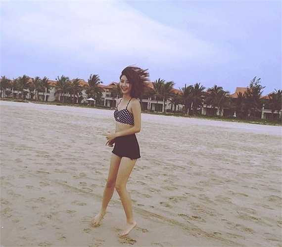 Ngoài những hoạt động vui chơi trên biển, Quỳnh Anh Shyn và gia đình còn tham gia lễ hội pháo hoa Quốc Tế tại Đà Nẵng. Hot girl Hà Thành cảm thấy rất ấn tượng về con người và cảnh sắc nơi đây.