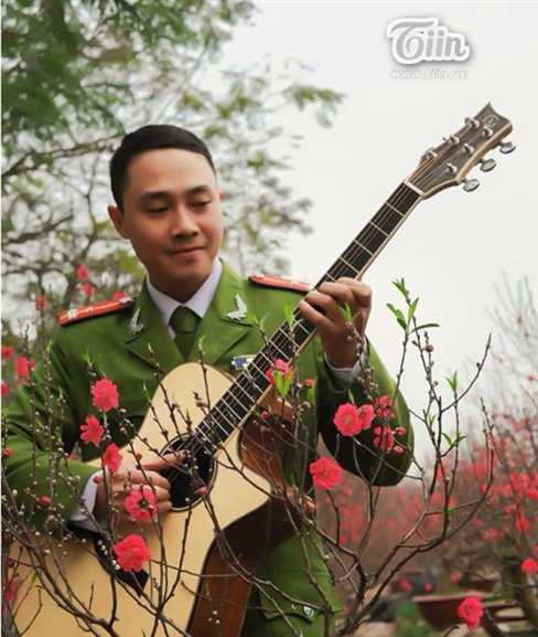 Thầy giáo công an