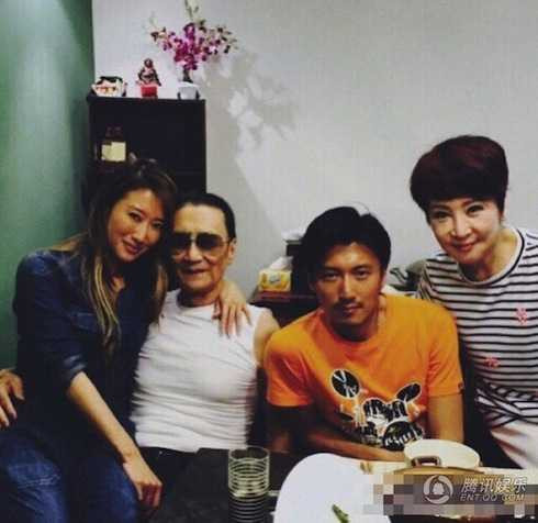 Ảnh mới gia đình nhà họ Tạ.