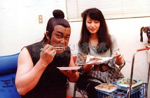 Kim Siêu Quần nổi đình đám nhờ vai diễn Bao Chửng. Sinh năm 1951, nghệ sĩ gạo cội này luôn kín tiếng về đời tư của mình. Bao Chửng trên phim không đề cập đến vợ con, giống hệt tính cách Kim Siêu Quần ngoài đời. Hiếm ai biết rằng, vợ Kim chính là nữ diễn viên đảm nhận vai Bàng Phi, con gái Thái sư Bàng Các trong phim - Trần Kỳ. Đóng phim cùng chồng, cô luôn chăm sóc từng ly từng tí.