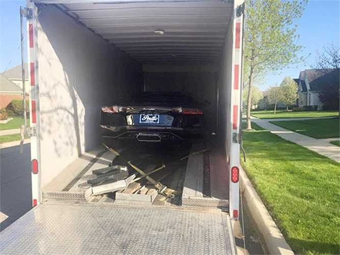Trên fanpage chính thức của Gia Lai Team (bang Ohio, Mỹ), chiếc Lamborghini Aventador thuộc sở hữu của một thành viên thuộc nhóm chơi siêu xe này đang được đưa về để chuẩn bị cho Gia Lai Rally 2015 - ngày hội siêu xe của người Việt tại Mỹ. (Nguồn: ICTNews)