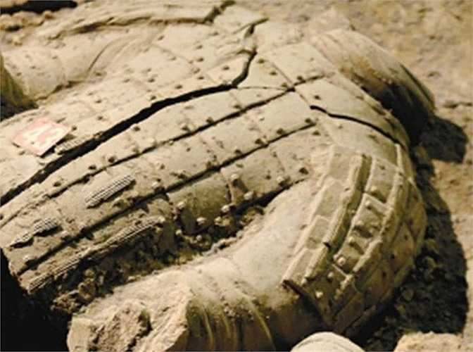 Trong lần khai quật thứ nhất hồi những năm 1990, có 8 bức tượng đất nung không bị vỡ nát và còn nguyên màu sắc được tìm thấy