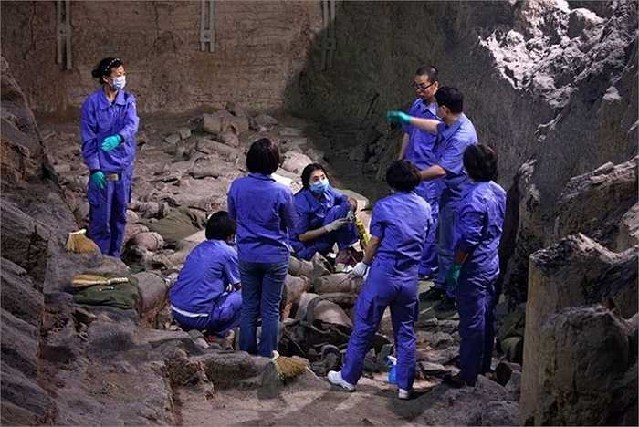 Lăng mộ Tần Thủy Hoàng là lăng mộ ngầm lớn nhất thế giới. Bên trong lăng mộ, một đội quân gồm hơn 7.000 tượng binh sỹ và ngựa chiến bằng đất nung có kích thước y như thật (còn được gọi là Đội quân Đất nung) đã được tìm thấy khi lăng mộ được khai quật hồi năm 1974 và được coi là một kiệt tác của nghệ thuật mai táng.