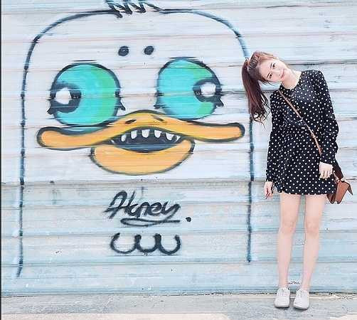 Ngoài gương mặt xinh xắn, nước da trắng hồng, cô bạn còn nổi tiếng nhờ gu ăn mặc cá tính, không hề thua kém sao Hàn Quốc.