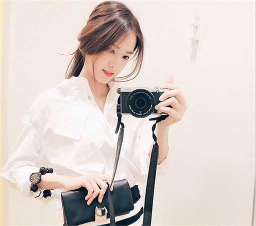 Cô bạn mê những kiểu đồ cá tính nhưng vẫn toát lên vẻ đáng yêu như váy suông, váy yếm, quần sọc, áo thun, giày thể thao.