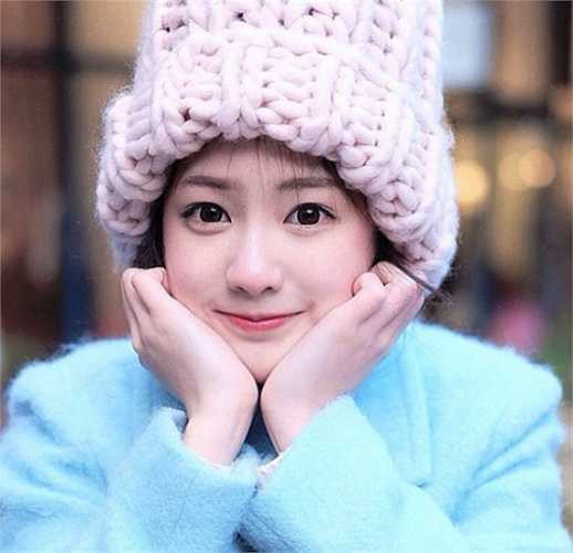 Những trang phục, phụ kiện mà cô nàng khoác lên người phản chiếu sinh động về xu hướng thời trang mới nhất đang được giới trẻ quan tâm.