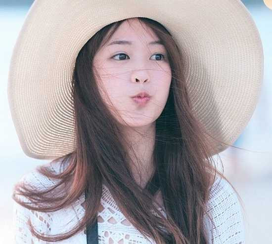 Tại Thái Lan, công việc chính của Pimtha là người mẫu ảnh. Cô trở thành gương mặt được rất nhiều nhãn hàng nổi tiếng săn đón.