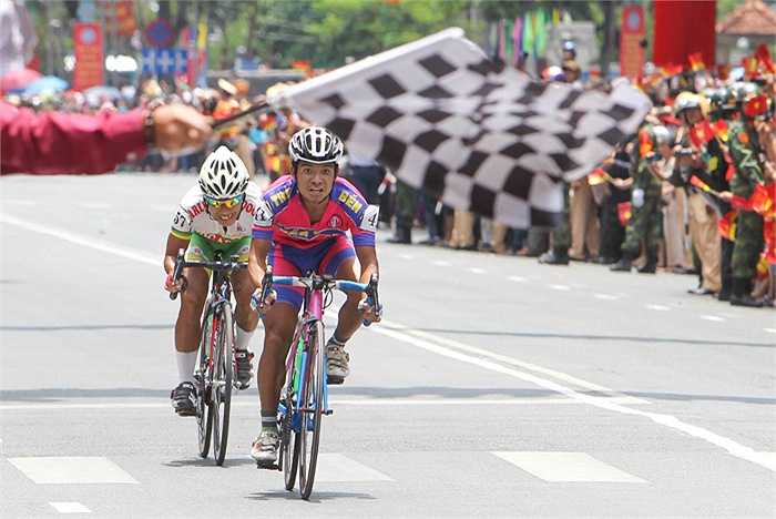 Lúc 11 giờ 30 phút ngày 30-4, Giải Đua xe đạp toàn quốc tranh Cúp Truyền hình TP HCM lần thứ 27 'Non sông liền một dải' đã kết thúc trước Hội trường Thống Nhất sau chặng đua thứ 19 từ TP Bảo Lộc (Lâm Đồng) về TP HCM dài 165 km.
