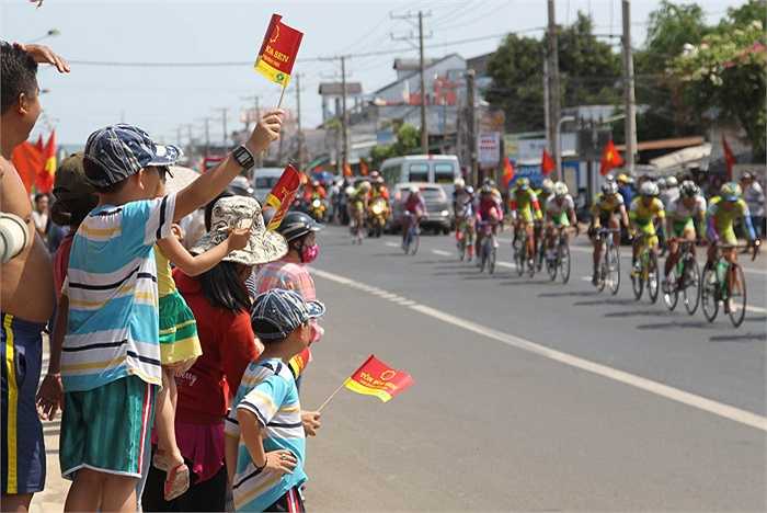 Nhân dân hai bên đường đón chào đoàn đua