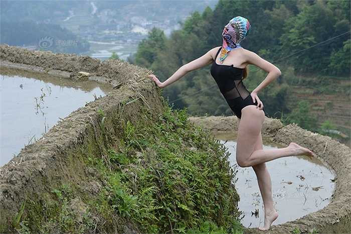 Tạo dáng bên bờ ruộng