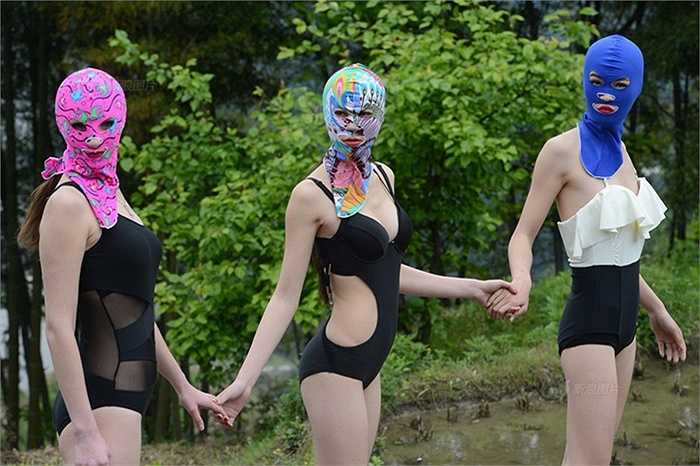 Trang phục lạ mắt của các người mẫu bikini Trung Quốc