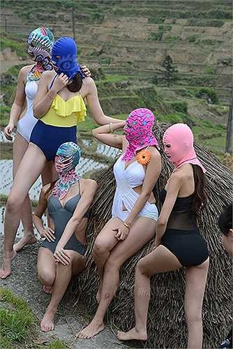 Tạo dáng bên những đống rơm