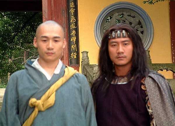 Cao Hổ: Sinh năm 1974, Cao Hổ được đánh giá là một diễn viên có thực lực, đã từng tham gia nhiều bộ phim lớn như Khang Hy vi hành, Lã Bất Vi truyền kỳ, Đại Minh thiên tử… và đáng chú ý là những nhân vật trong các tác phẩm chuyển thể từ tiểu thuyết võ hiệp Kim Dung: Hư Trúc trong Thiên long bát bộ 2003, Chu Do Kiểm trong Bích huyết kiếm 2007, Bình A Tứ trong Tuyết sơn phi hồ 2008…