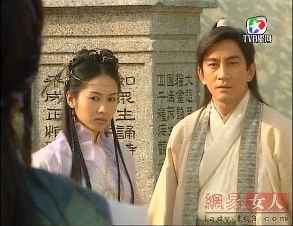 Ngô Khải Hoa: Năm 2001, giới báo chí Hong Kong như 'lên cơn sốt' khi TVB giao vai Trương Vô Kỵ trong bản dựng mới của Ỷ thiên đồ long ký cho Ngô Khải Hoa hợp tác cùng Lê Tư.
