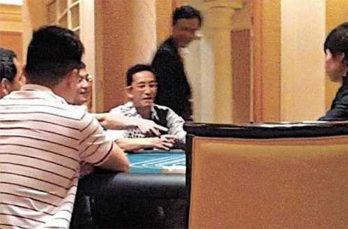 Nhưng sự nghiệp của anh sớm tuột dốc khi dính bê bối. Ngô Khải Hoa có máu ham mê cờ bạc và từng đốt cả gia tài vào sòng bài. Nam diễn viên cũng từng bị tung một loạt hình ảnh qua đêm với gái mại dâm và đánh bạc tại Macau.