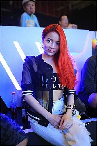 Trong live show 2 của Tuyệt đỉnh tranh tài, nhạc sĩ Phương Uyên thẳng thắn chê bai phần thi của Huỳnh Minh Thủy. Cựu thành viên Ba Con Mèo cho rằng giọng hát của nữ ca sĩ khá yếu, bị phô ở nhiều đoạn vì quá lạm dụng vũ đạo.