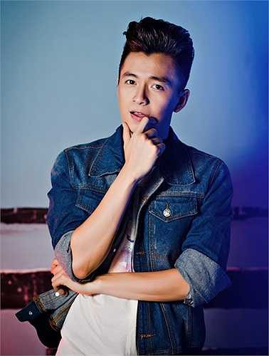 Ngô Kiến Huy làm MC khách mời tuần này. Anh cùng Trấn Thành trình diễn ca khúc Rêu phong, Không thể và có thể. (Nguồn: Zing)