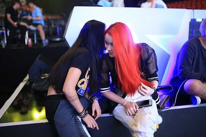 Trong live show 3 với chủ đề nhạc rock, Huỳnh Minh Thủy quyết định nhuộm mái tóc đỏ rực. “Tôi sẽ cố gắng chỉn chu hơn về giọng hát và chuẩn bị kỹ hơn trong phần dàn dựng để tránh lặp lại sai lầm”, cô chia sẻ. Cô đang tất bật tập luyện bản rock Losing grip để chinh phục khán giả. 