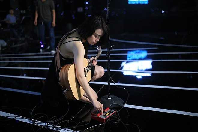 Thái Trinh trình diễn bản What’s up và tự tay đệm đàn cho tiết mục của cô. Quen với những ca khúc mang âm hưởng acoustic, người hâm mộ lo lắng nữ ca sĩ sẽ hát rock thế nào.