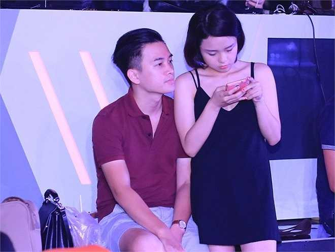 Bạn trai Thái Trinh luôn có mặt để góp ý cho màn trình diễn của người yêu. 