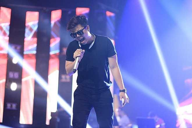 Sau 2 đêm an toàn, Đinh Mạnh Ninh thử sức với Ngày không mưa. Khán giả hy vọng nam ca sĩ sẽ bứt phá hơn ở những đêm tới.