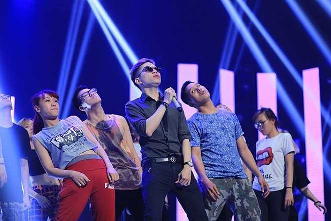 Hoàng Tôn gây ấn tượng mạnh trong live show 2. Tuần này anh chọn ca khúc What does the fox say. 